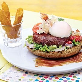 Hamburger di “Chianina” con uovo semi-uovo, pecorino e polenta croccante Hamburger di “Chianina” con uovo semi-uovo, pecorino e polenta croccante